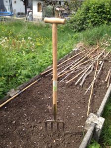 Alors, la bonne vieille bêche de nos grands-parents, ça va bien aussi ;-)