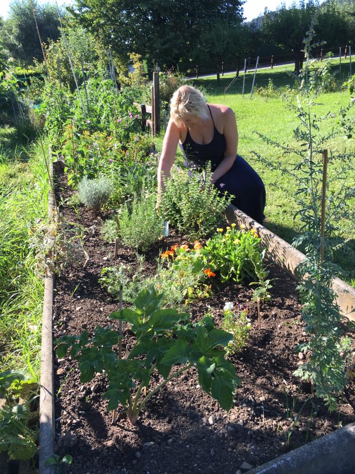 Les mains dans la terre pour bien terminer le week-end :-)