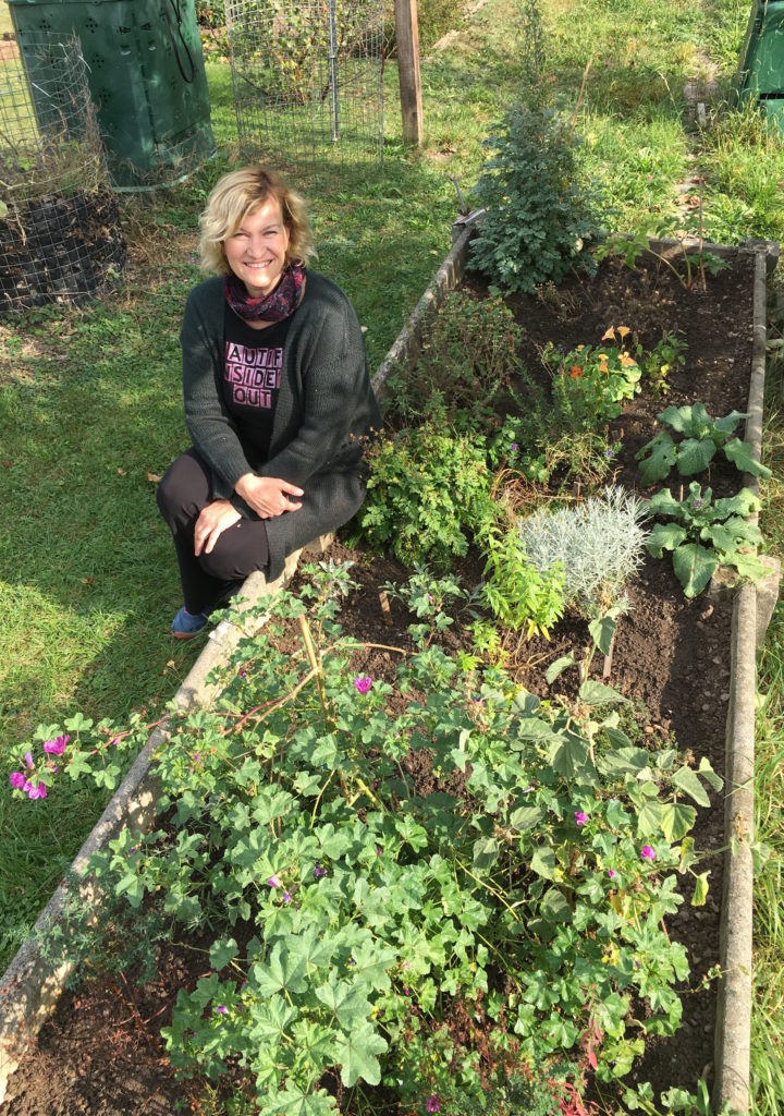 Savourer les rayons de soleil de l'automne au jardin