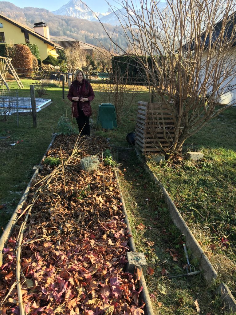 Le jardin complètement recouvert. Les vers de terre auront bon chaud là-dessous