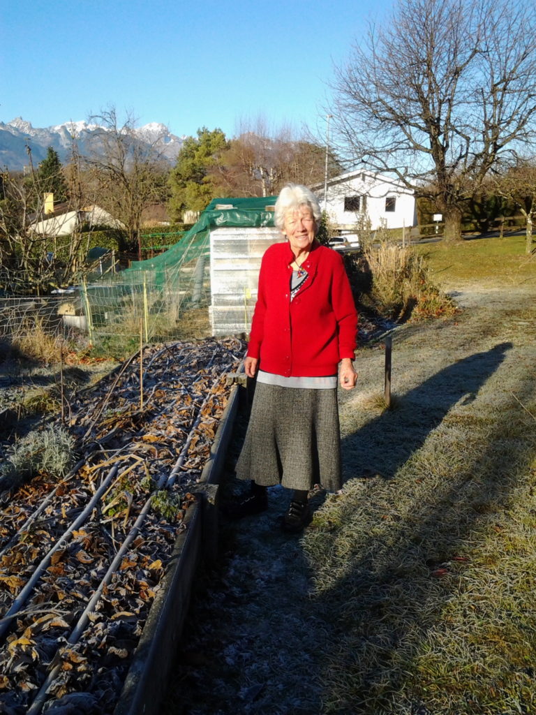 Et voici Toos, la grande dame qui a rendu mon rêve de jardin médicinal possible, puisque j'ai pu le créer dans son grand jardin, en toute liberté et toujours accueillie avec beaucoup de générosité et plein de sourires. Merci du fond du coeur <3